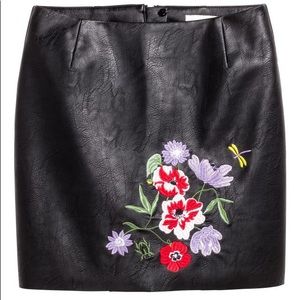 NWT H&M floral embroidered black mini skirt